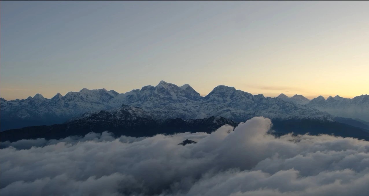 Crystal-clear sunrise from Pikey Peak summit – Everest and the Himalayan giants on full display.