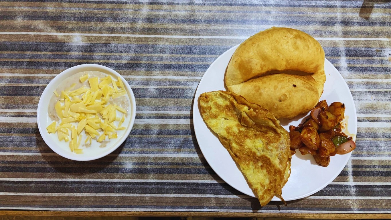 breakfast during the abc trek