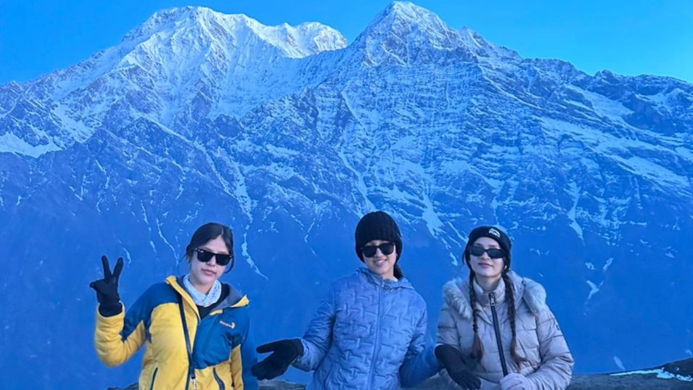 Trekkers at mardi himal trek and behind annapurna south
