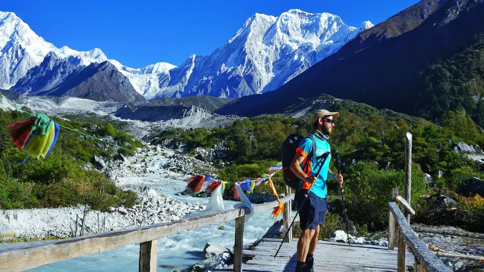 Manaslu Circuit trekking trail scenic mountain landscapes things to do in Nepal