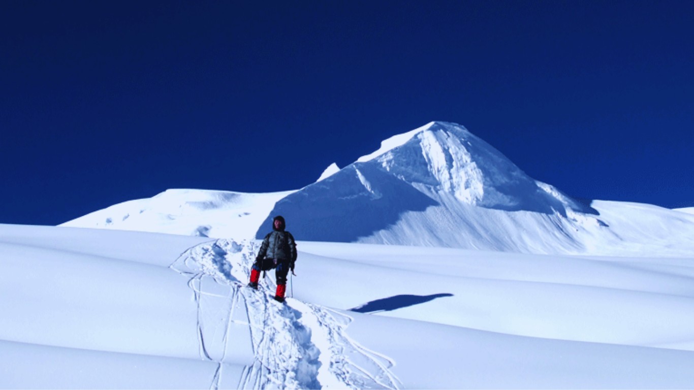Trekkers during 3 peaks trek nepal 