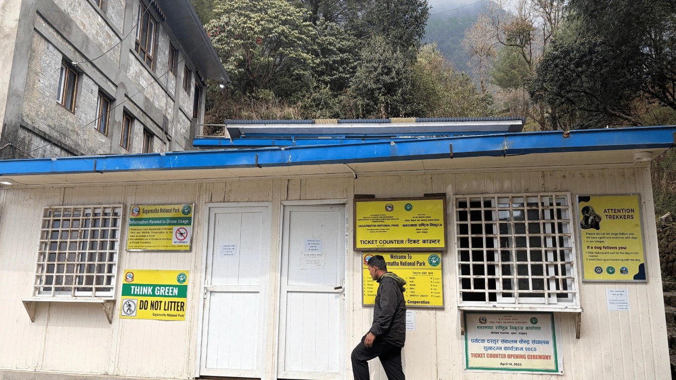 Lukla checkpoint for permit